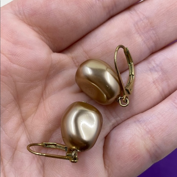 💛 Free Gold Tone Faux Pearl Drop Earrings - Picture 3 of 4